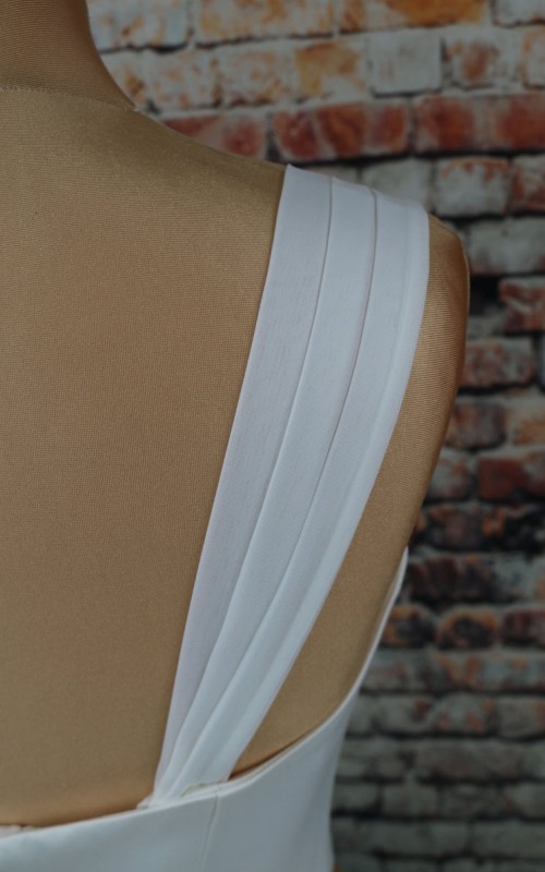 White chiffon detachable bridal straps and sleeves worn on the shoulder